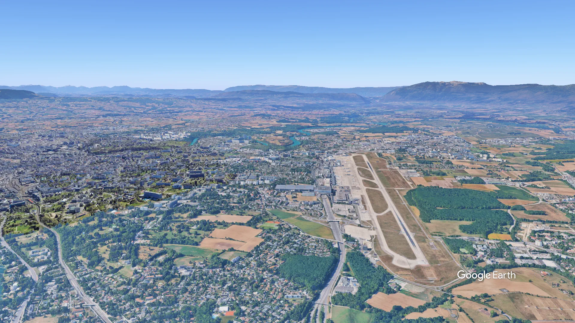 Vue aérienne des pistes de Genève Aéroport au lever du jour